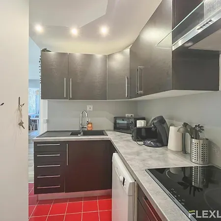 Apartment 3-bedroom T3 With Balcony Lively Area & Restaurants Paris