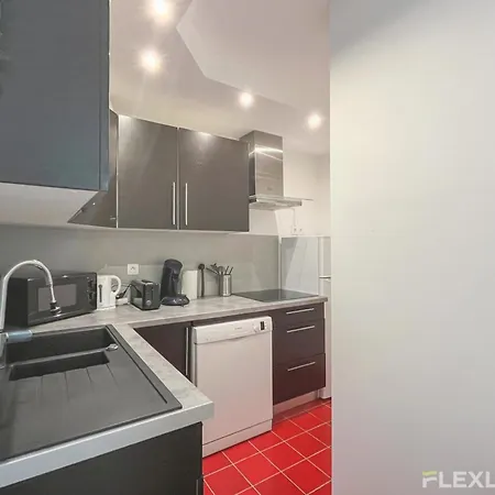 3-bedroom T3 With Balcony Lively Area & Restaurants Apartment