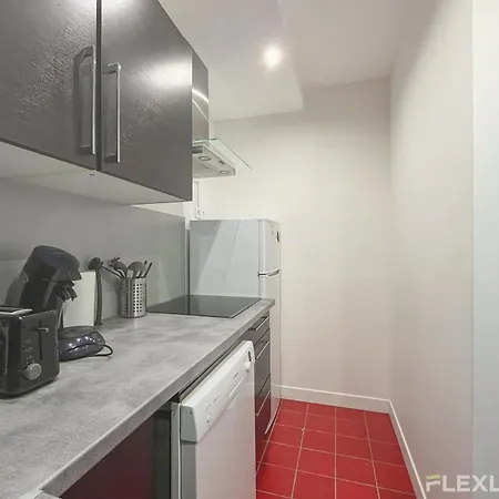 3-bedroom T3 With Balcony Lively Area & Restaurants Apartment Paris
