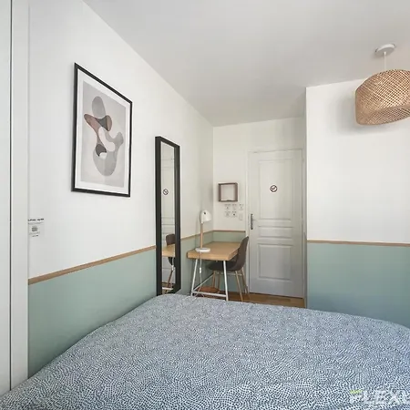 Apartment 3-bedroom T3 With Balcony Lively Area & Restaurants *
