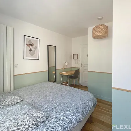 3-bedroom T3 With Balcony Lively Area & Restaurants