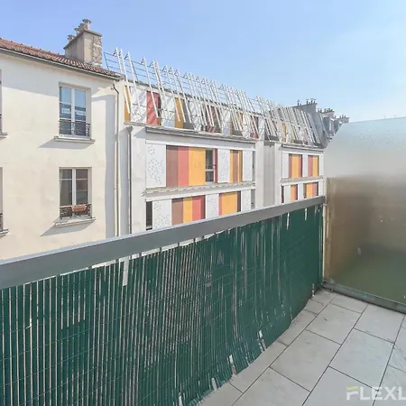 3-bedroom T3 With Balcony Lively Area & Restaurants * Paris