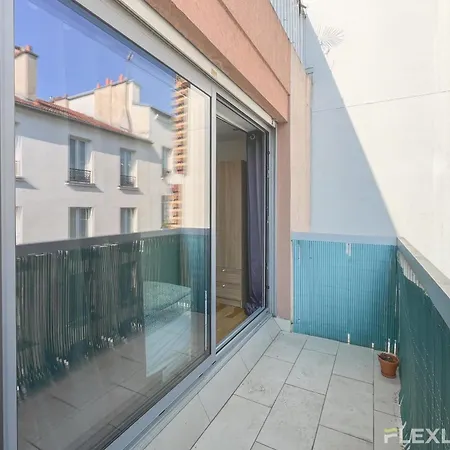 3-bedroom T3 With Balcony Lively Area & Restaurants *