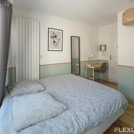Apartment 3-bedroom T3 With Balcony Lively Area & Restaurants