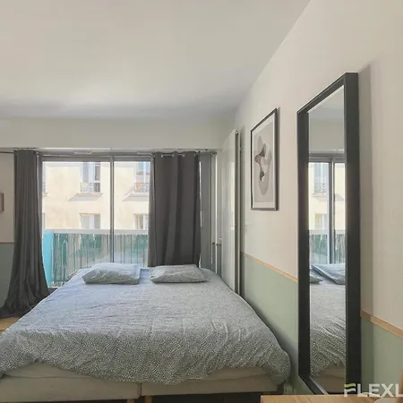 3-bedroom T3 With Balcony Lively Area & Restaurants Paris
