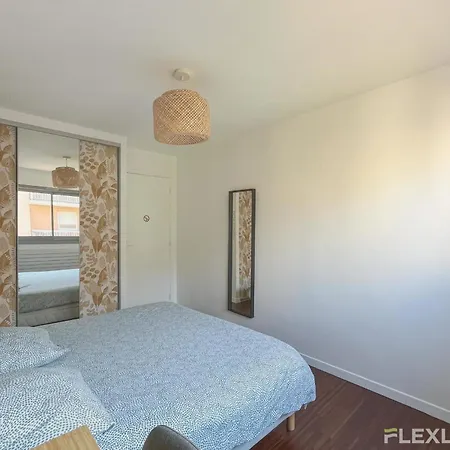 Apartment 3-bedroom T3 With Balcony Lively Area & Restaurants