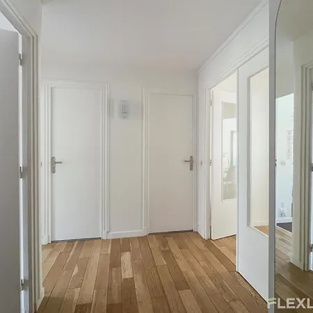 Apartment 3-bedroom T3 With Balcony Lively Area & Restaurants