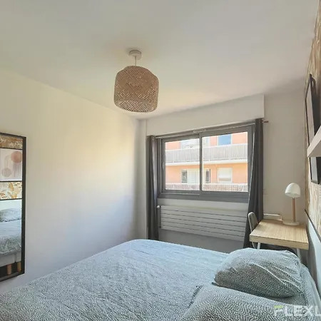 3-bedroom T3 With Balcony Lively Area & Restaurants * Paris