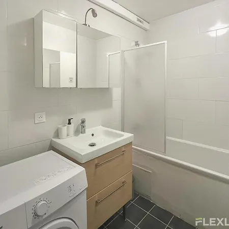 Apartment 3-bedroom T3 With Balcony Lively Area & Restaurants