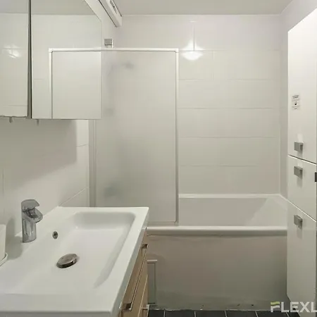 Apartment 3-bedroom T3 With Balcony Lively Area & Restaurants Paris