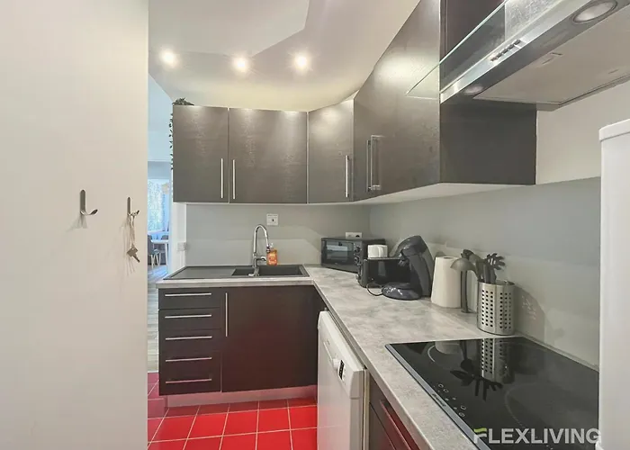 Lejlighed 3-bedroom T3 With Balcony Lively Area & Restaurants Paris