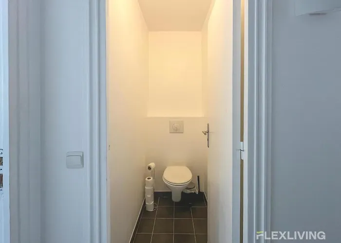 Lejlighed 3-bedroom T3 With Balcony Lively Area & Restaurants Paris