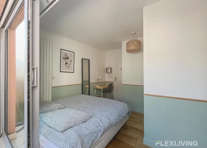 3-bedroom T3 With Balcony Lively Area & Restaurants Paris
