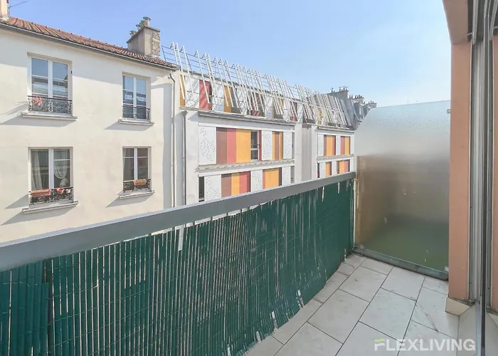 3-bedroom T3 With Balcony Lively Area & Restaurants * Paris