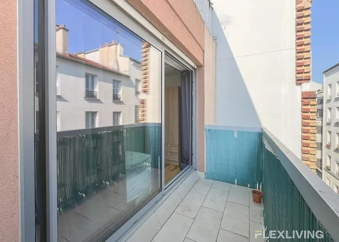 3-bedroom T3 With Balcony Lively Area & Restaurants *