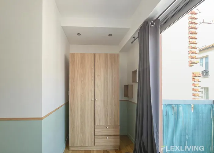 3-bedroom T3 With Balcony Lively Area & Restaurants Paris