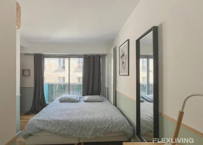 3-bedroom T3 With Balcony Lively Area & Restaurants Paris