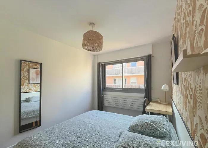 3-bedroom T3 With Balcony Lively Area & Restaurants * Paris