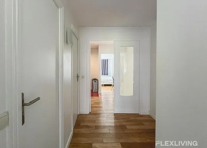 3-bedroom T3 With Balcony Lively Area & Restaurants *