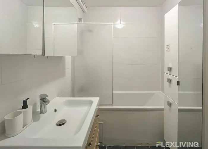 Lejlighed 3-bedroom T3 With Balcony Lively Area & Restaurants Paris