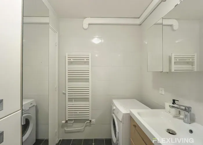 3-bedroom T3 With Balcony Lively Area & Restaurants *